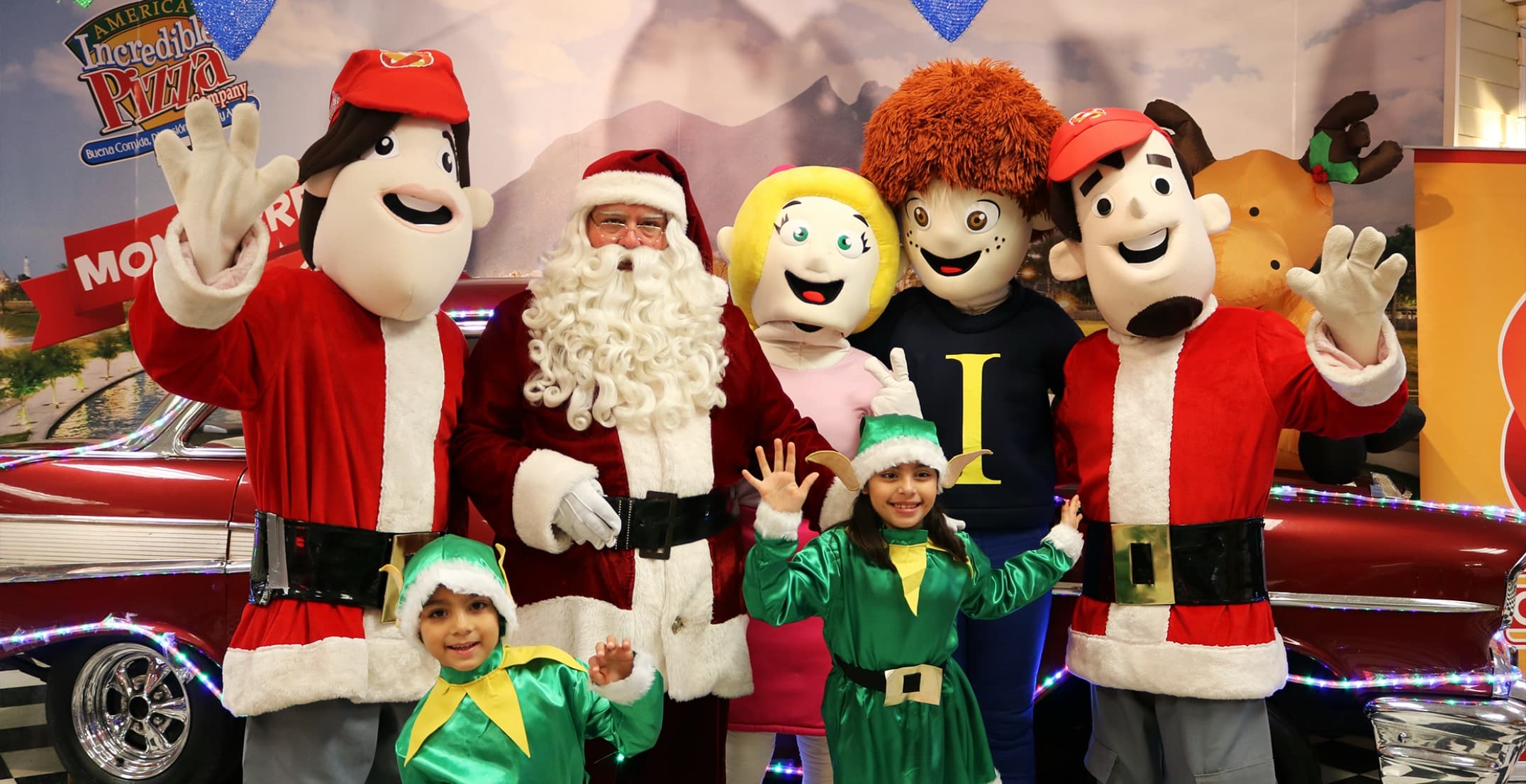 Personajes y Santa con niños en Incredible Pizza