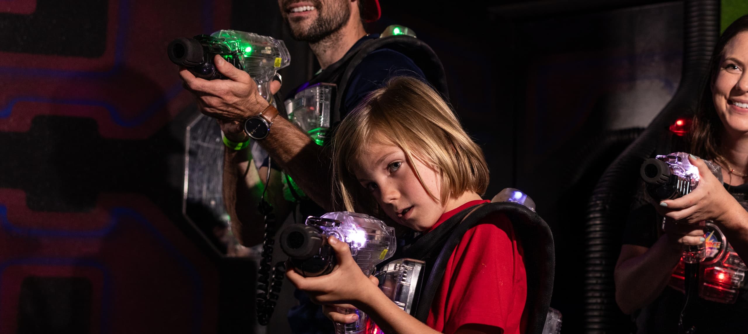 Familia jugando laser tag