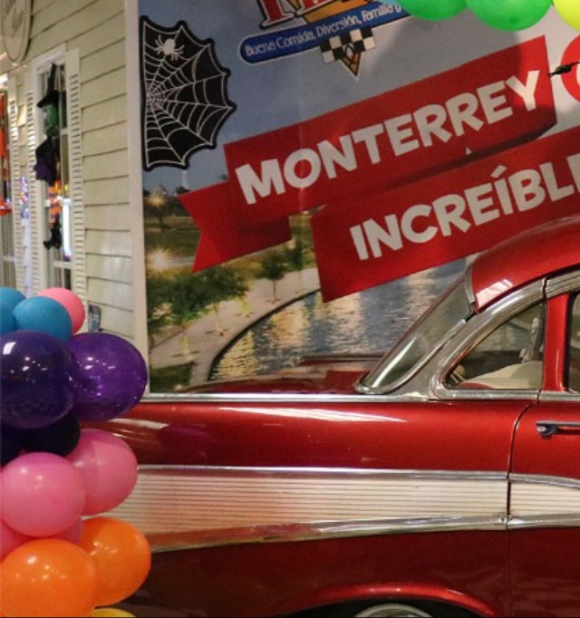 Monterrey es Increíble — mascota y auto clásico