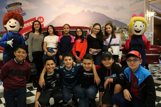 Grupo de niños con mascotas Incredible Pizza
