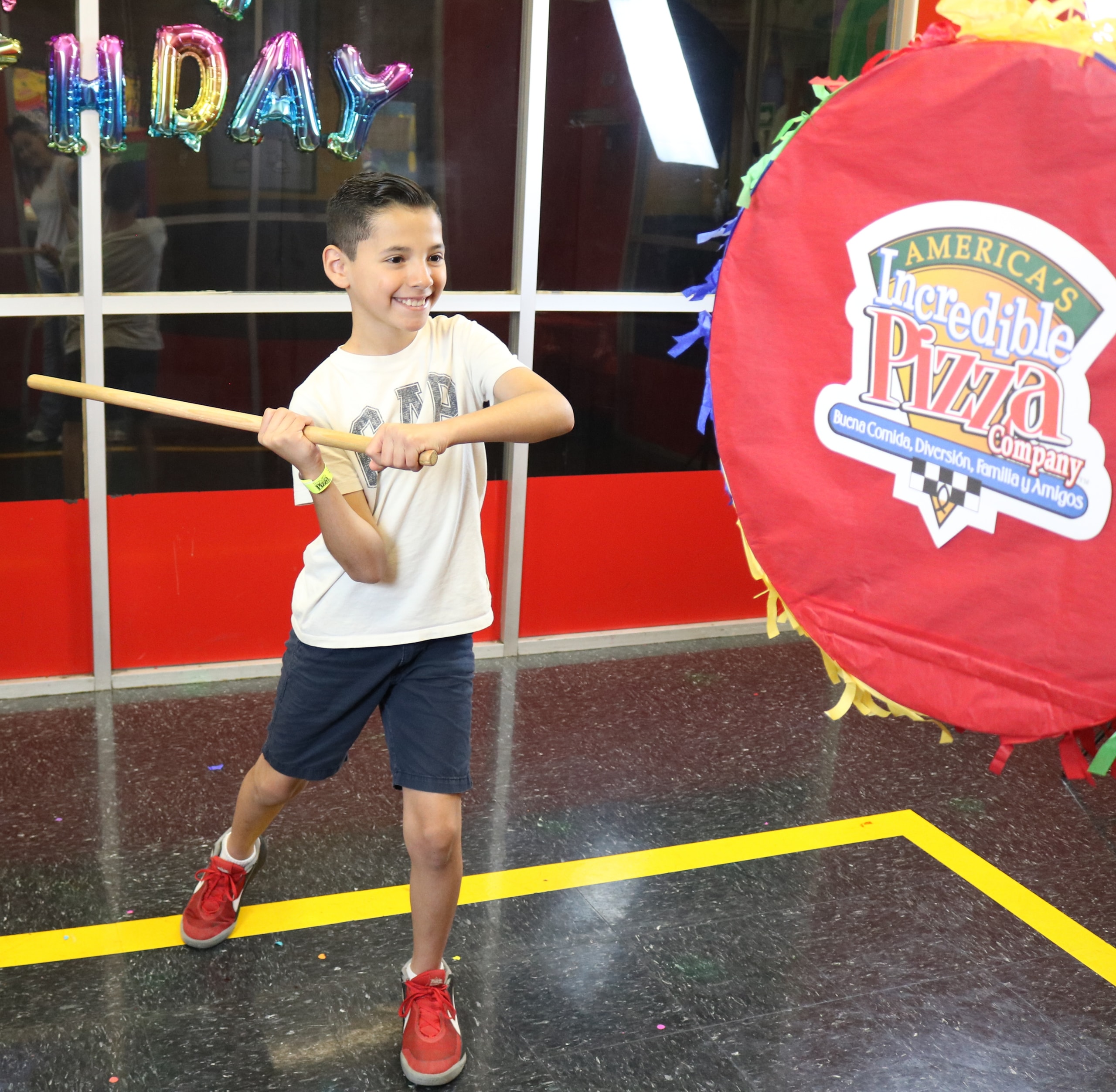 Niño disfrutando su fiesta en Incredible Pizza