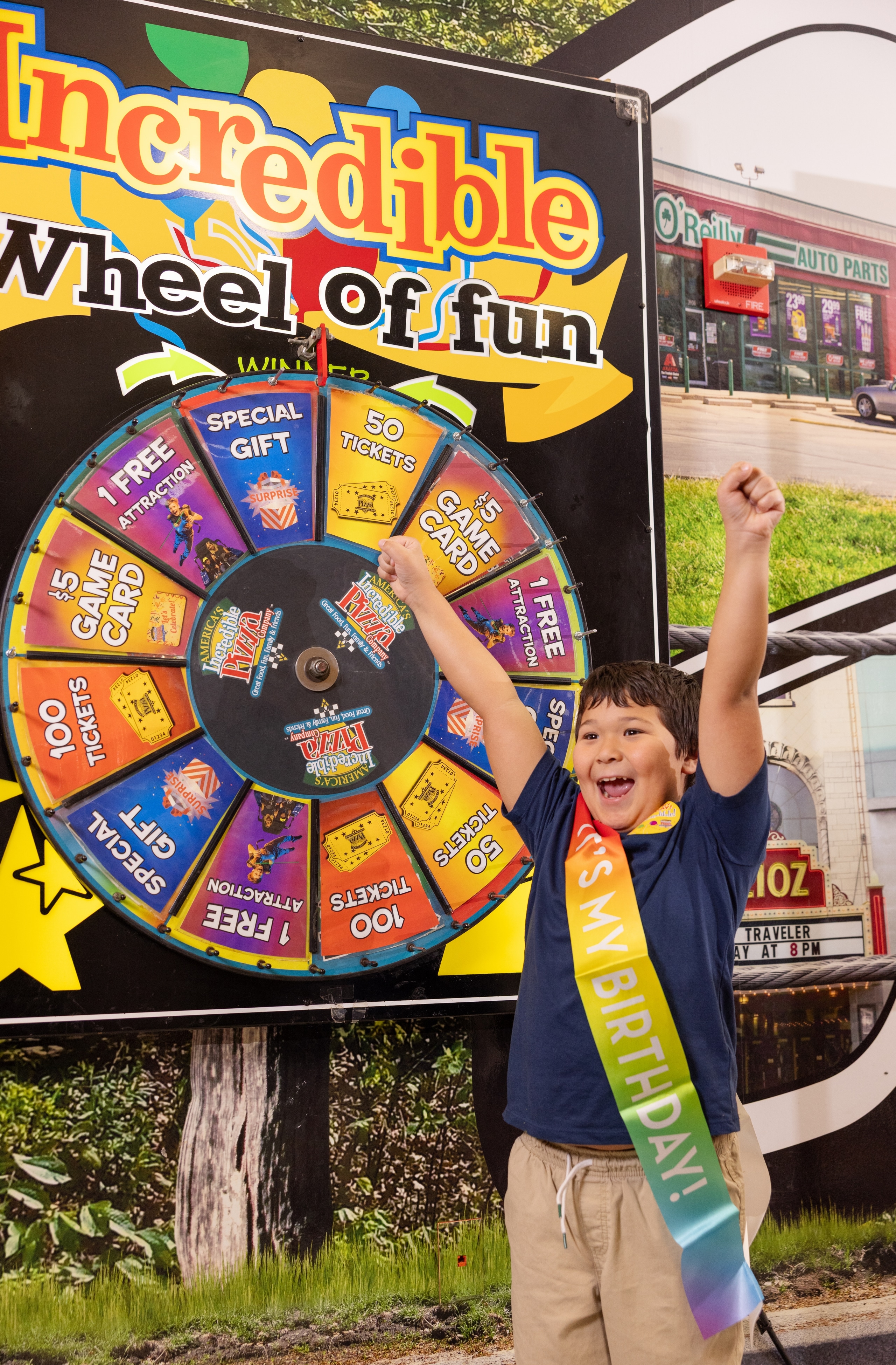 Niño celebrando su cumpleaños frente a la Incredible Wheel of Fun