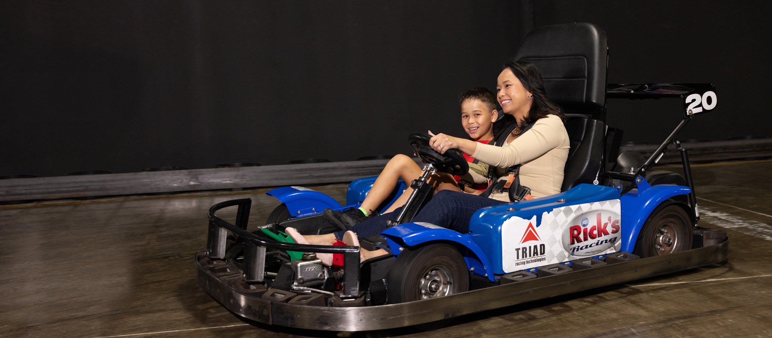 Madre e hijo en go-kart Rápido y Furioso