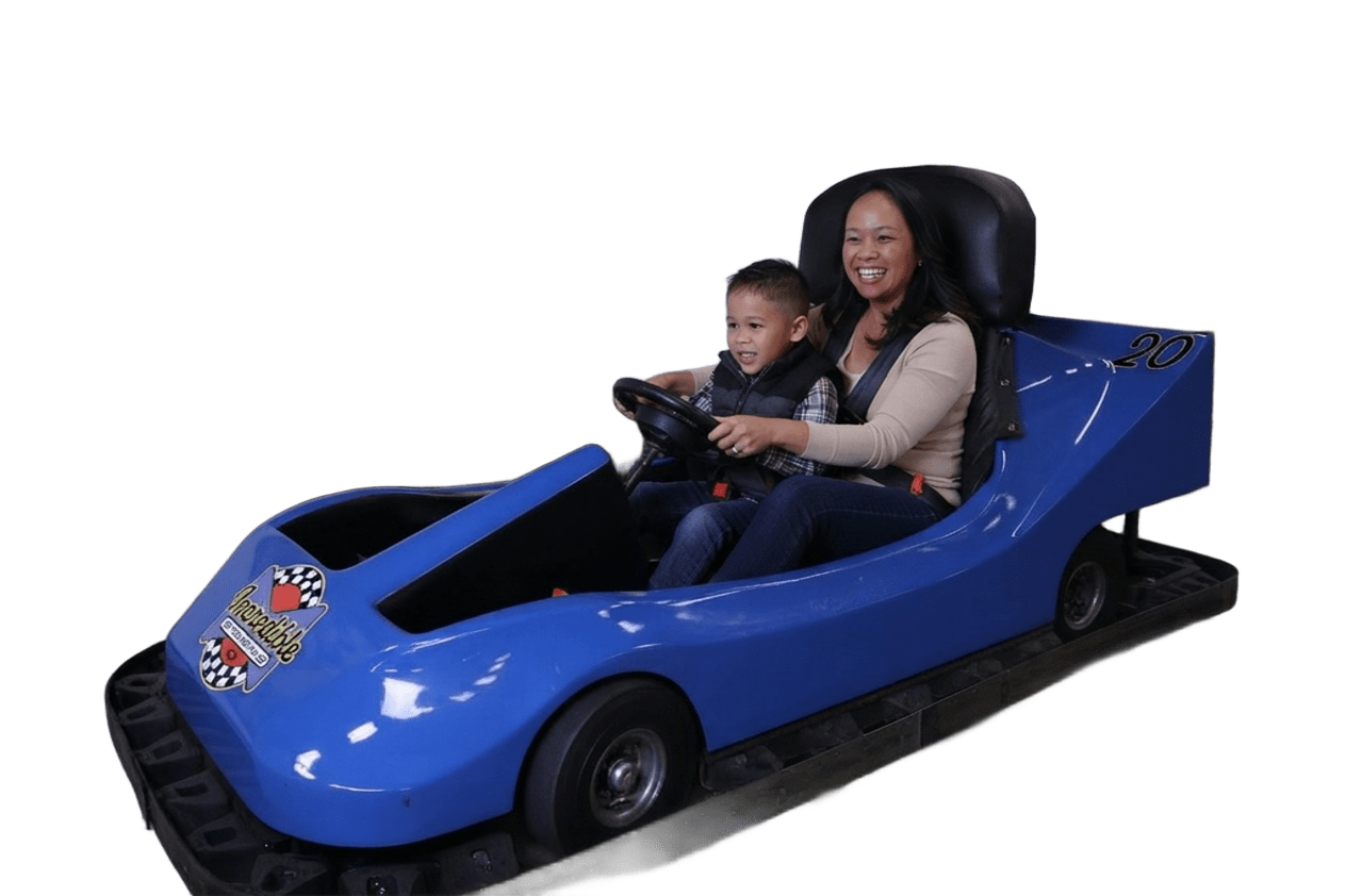 Mamá e hijo en go-kart