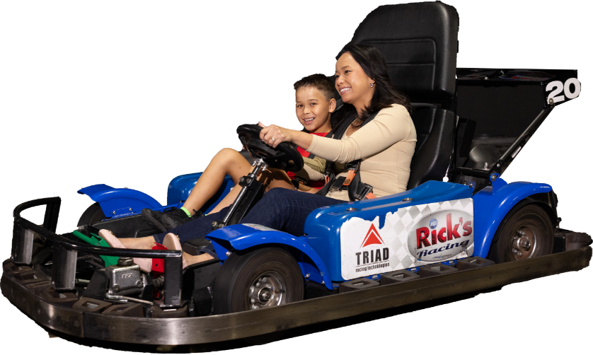 Mamá e hijo en go-kart